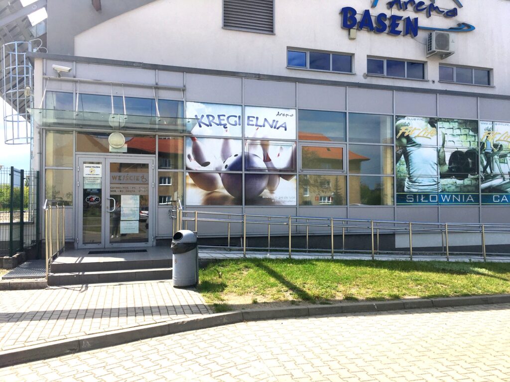 Wejście dla osób niepełnosprawnych na Basen Arena.