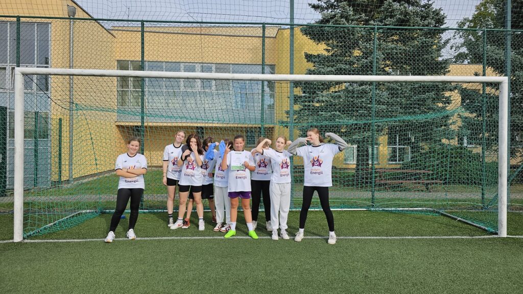 Dziewczęta przy bramce piłkarskiej