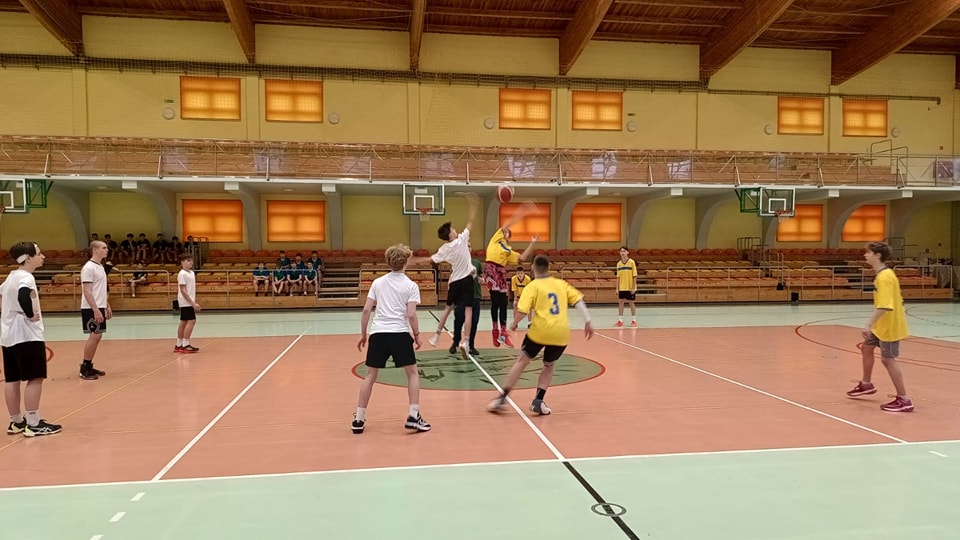 Młodzież podczas gry w koszykówkę