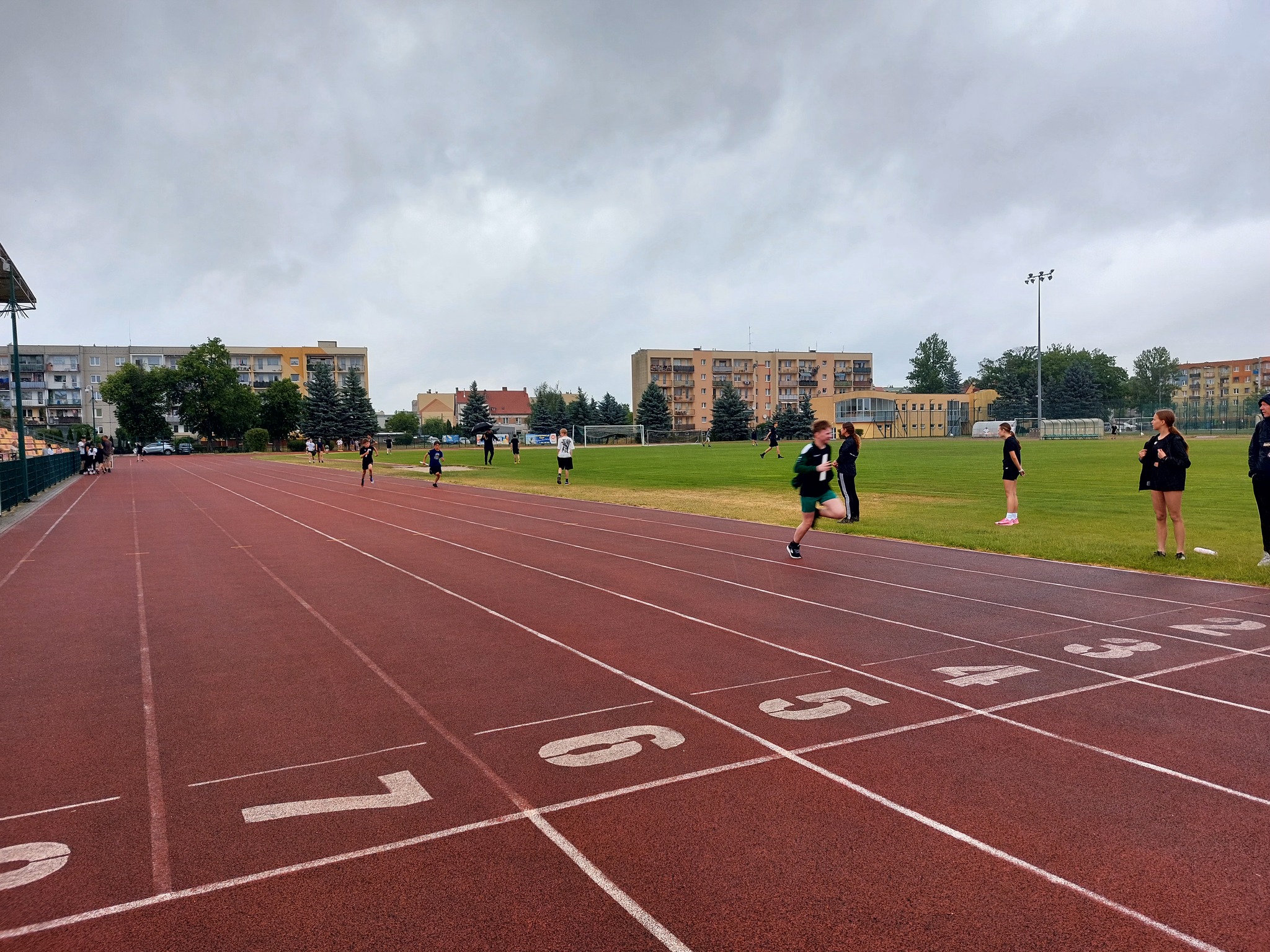 717154606_1461780715748655_4059689940696006635_n Biegi sztafetowe na stadionie
