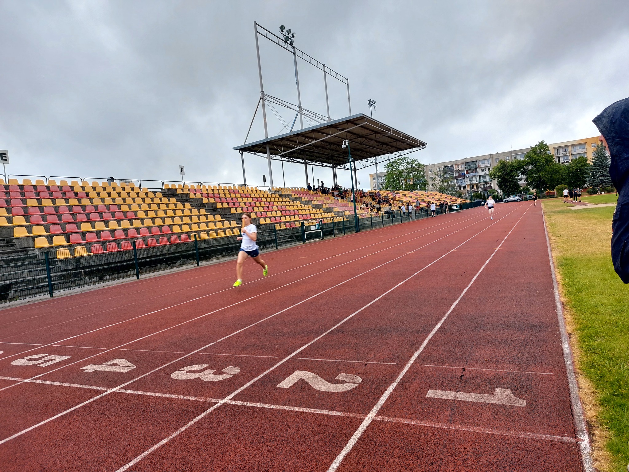 717201021_1461780649081995_8342886707324376345_n Biegi sztafetowe na stadionie