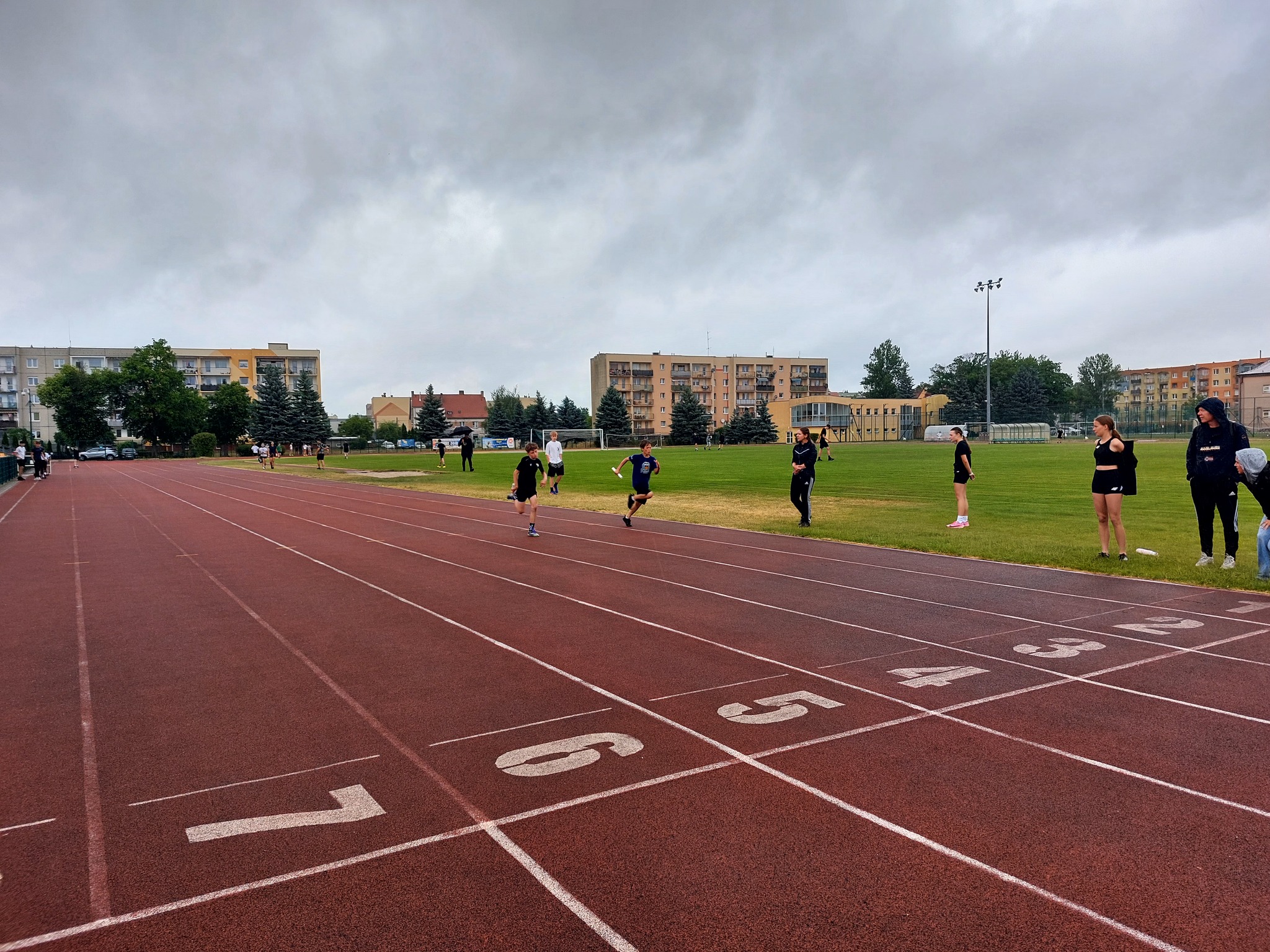 717236787_1461780689081991_6653320529534151287_n Biegi sztafetowe na stadionie